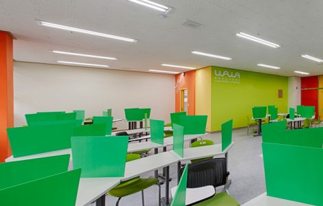 둥지학습에 최적화 된 와와학습코칭센터의 내부 사진, 방역수칙을 위한 초록색 칸막이가 쳐져 있다